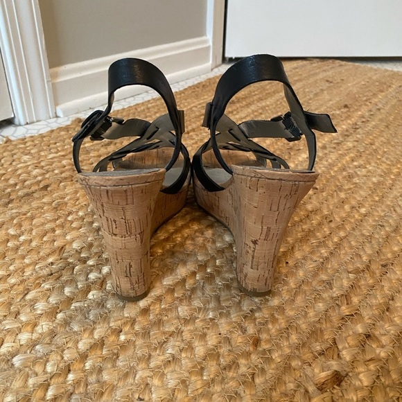 Guess Women’s Black Leather Strappy Cork Wedge Sandals Size 8.5 - Picture 3 of 11